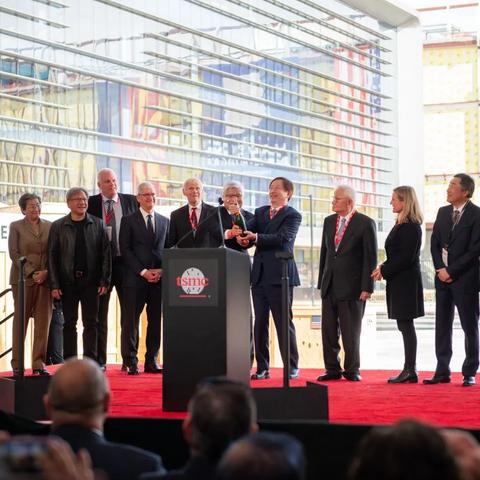 惊！94岁台积电张忠谋罕见坐轮椅露面，与黄仁勋共进晚餐！