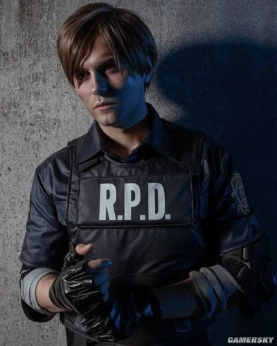 PS英国官方分享里昂照片，大胳膊的诱惑，你想钻进吗？