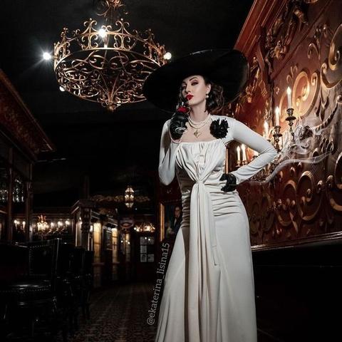 八尺夫人脸模被自己吓到！玩《生化危机8：村庄》看本人太激动