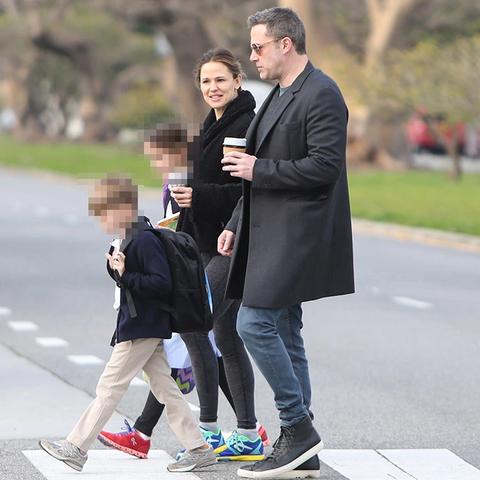 詹尼佛洛佩兹晒自拍秀身材 你们的大本表情包呢? 詹尼佛洛佩兹晒自拍秀身材 你们的大本表情包呢?