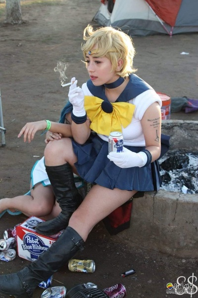 女COSER打光是这样的 来点春晚笑话的囧图