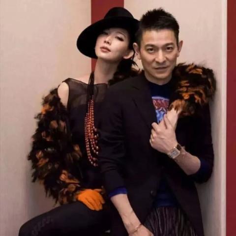 悉尼妹黑丝造型出镜！优雅长腿顶级身材