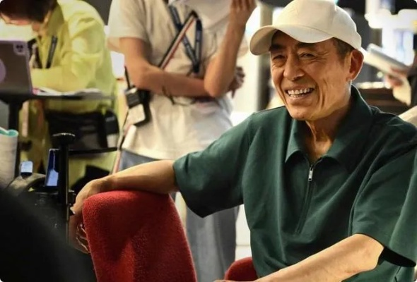 张艺谋回应新片间谍垃圾桶交接手机遭吐槽,国安称可重新创作 张艺谋回应新片间谍垃圾桶交接手机遭吐槽,国安称可重新创作