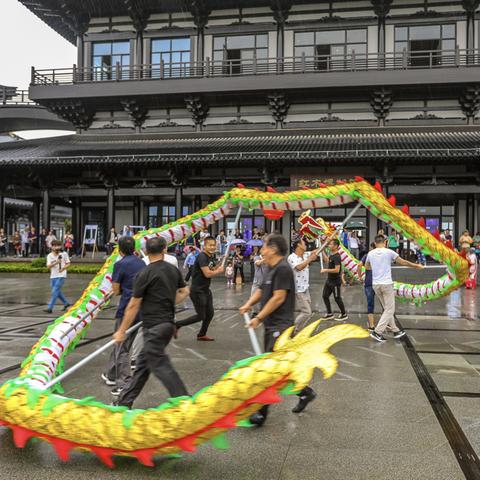1200岁古樟树遭小孩随手扔鞭炮烧毁，官方表态将追责