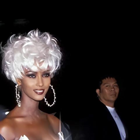 20多年过去,当年007电影里哈莉·贝瑞穿的橙色比基尼她还留着吗? 20多年过去,当年007电影里哈莉·贝瑞穿的橙色比基尼她还留着吗?