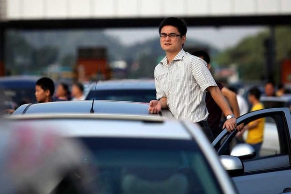 工作多年未买车，男子父母觉没面子，连出门见人都不愿了