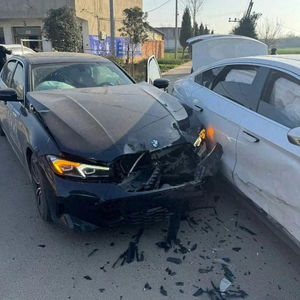 刚还清车贷小伙开宝马撞比亚迪，车毁了却微笑合影引关注