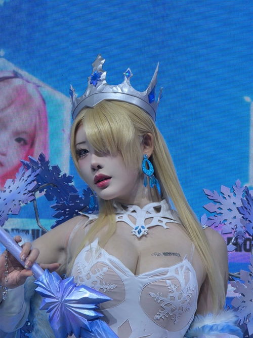 速看!韩援Yasal最新COS照竟出现把项链夹住小插曲 速看!韩援Yasal最新COS照竟出现把项链夹住小插曲