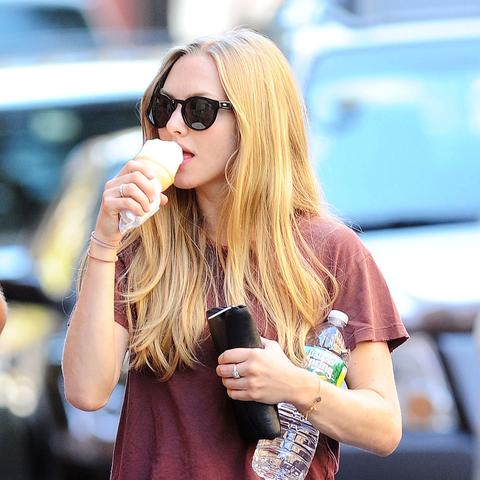 重温阿曼达·塞弗里德绝美热辣写真，感受好莱坞一代金发女神的魅力！