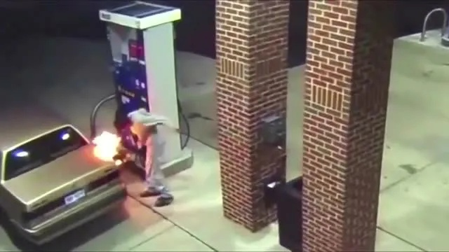 加油站抽烟被劝后男子恼羞成怒纵火，自己也引火烧身，又蠢又坏！