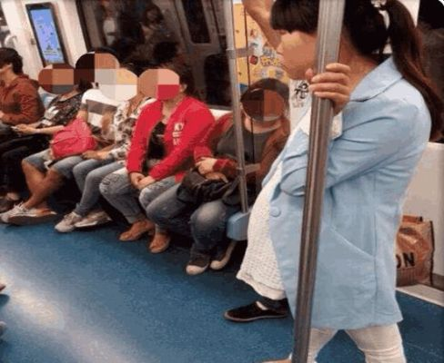 地铁上女子为孕妇让座，竟意外收获百元红包，只因看她坐矮凳难受