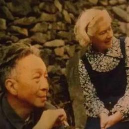 从13岁长白发到29岁坦然接纳银白发色，这位女子经历了什么？