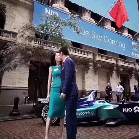 蔚来CEO妻子参加女性访谈节目引关注，网友热议老板娘走向前台现象