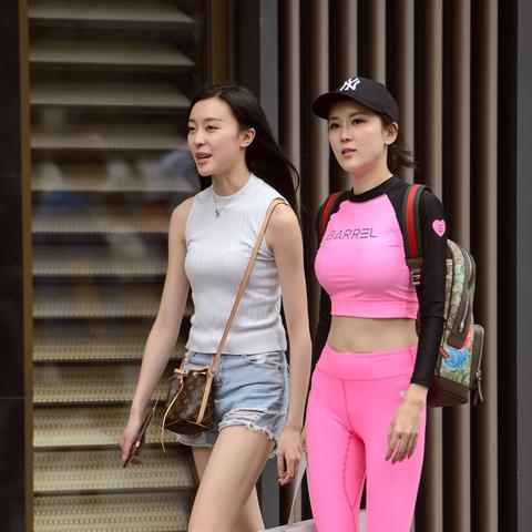 露脐装=不得体?破解2025社交场合穿搭困境的7个实战策略 露脐装=不得体?破解2025社交场合穿搭困境的7个实战策略