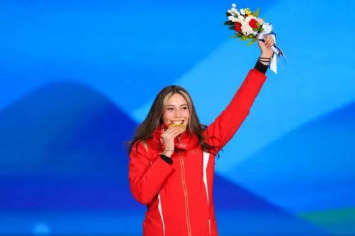 谷爱凌摘金后首次发文，奥运金牌与身披国旗照温暖亮相！