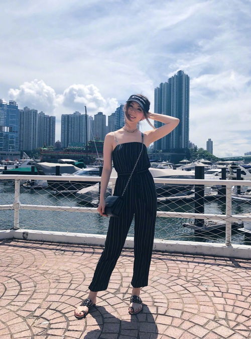 浩浩妈王星辰新照曝光！身着优雅长裙配项圈，深V造型吸睛