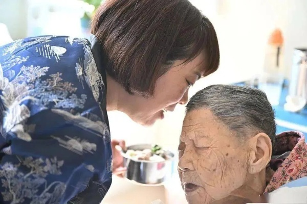 照顾93岁老人12年，邻居获老人去世后千万财产馈赠