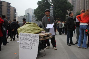 宣布退休的于东来现身老家街头，边吃甘蔗边叫卖引关注