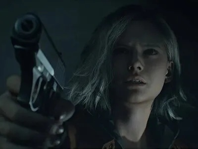 对比生化危机9，安魂曲格蕾丝游戏形象，现实脸模美照更惊艳？