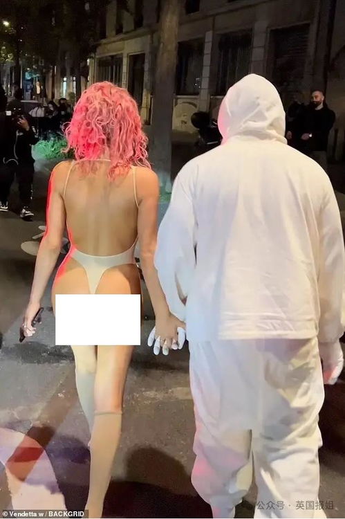 侃爷老婆比安卡新街拍 哪儿来的粉发超短裤辣妹? 侃爷老婆比安卡新街拍 哪儿来的粉发超短裤辣妹?