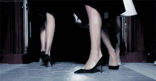 惊！谁家美救英雄竟钻裙底，这动态图仿佛死而复生