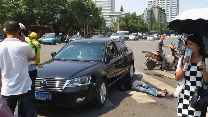 1个月骑车碰瓷15次！男子专挑女司机和豪华车，这行为太恶劣！