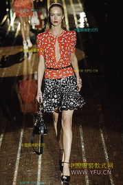 米兰时装周上，马斯克跨性别女儿薇薇安为 Gucci 惊艳走秀！