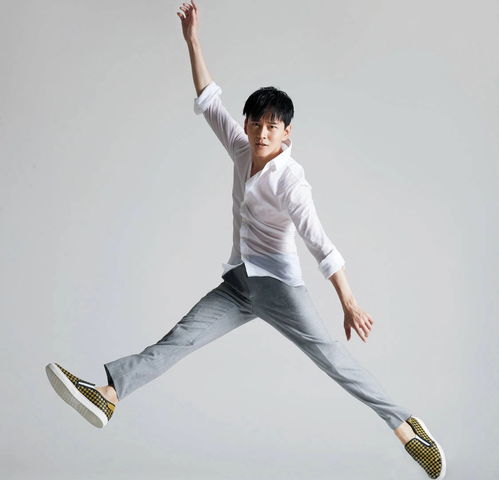 荷尔蒙炸弹！《生化9》里昂二头肌要把衬衫撑爆了