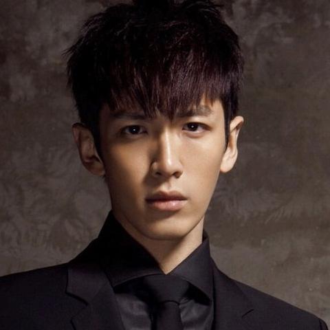 台湾辣妹当众脱底裤引网友热议，这操作实在看不懂