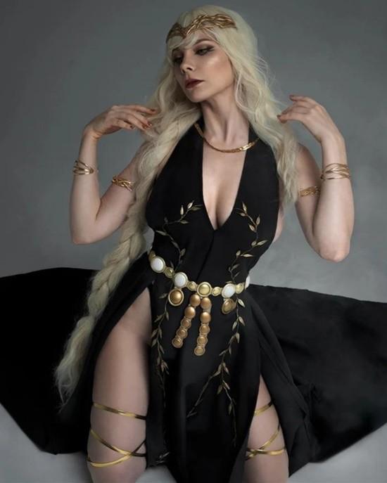 国外美女神级COS生化八尺夫人，丰满身材让人担心大雷被扎破