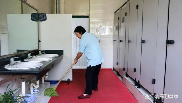 惊！高铁站保洁员竟在母婴室水池洗脚，物业公司火速将其辞退