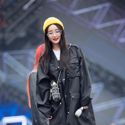 杨幂ins新照美到失语！短靴配美腿，这身材谁能扛得住？