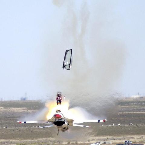 战机世界攻击机效率翻倍秘籍，从目标选择到逃生路径全解析