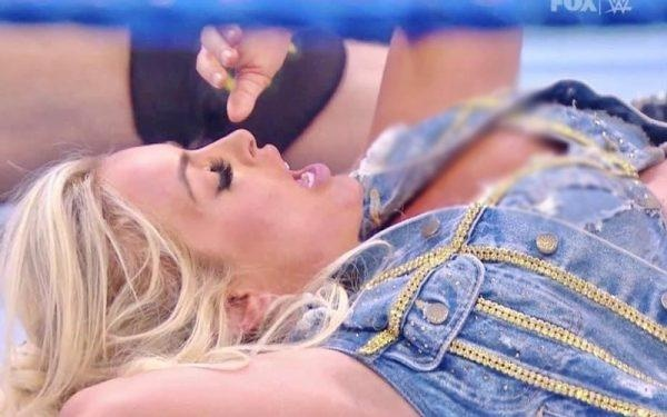 WWE女巨星对抗时不慎走光，摄像师竟聚焦拍摄数秒引争议