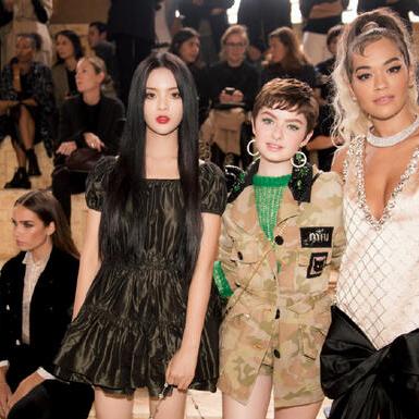 杨超越晒长腿美照 惊人的腿长和比例登热搜