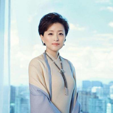 LPL美女主持十月紧急辟谣与ELK恋情，玩家直呼切割速度太快！