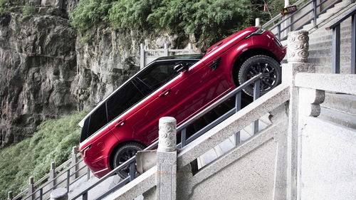 探秘比亚迪厂房，神秘新车在搬入的天门山天梯上完成千次爬坡测试