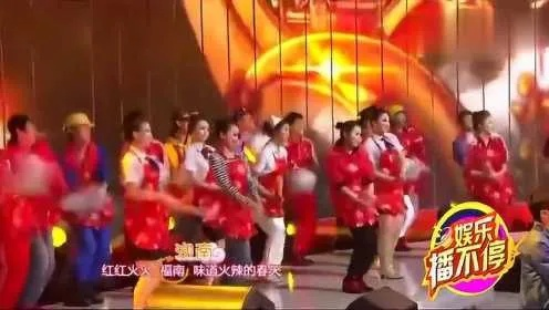 湖南元宵晚会嘉宾出场摔了个大屁墩:主持人火速救场 湖南元宵晚会嘉宾出场摔了个大屁墩:主持人火速救场