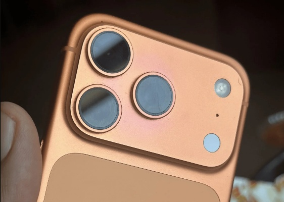 iPhone 17用一个月橙色变粉色 苹果手机褪色遭集体投诉