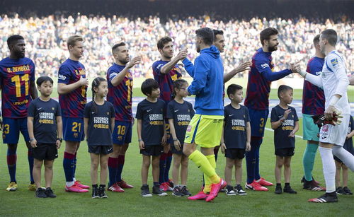 绿茵场被元宵灯火点亮，巴萨教父续写传奇征程！