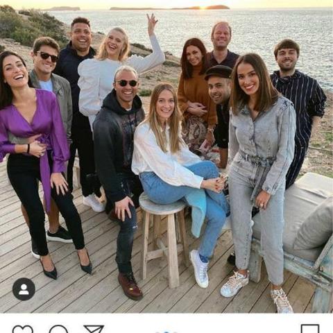 赛琳娜用亲吻丈夫脚举动，低调回击脏脚踩沙发争议引关注