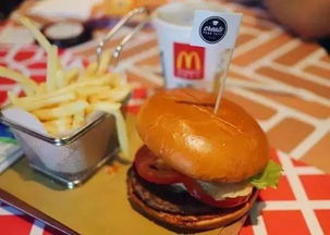 麦当劳CEO勉强尝新品,汉堡王CEO猛啃皇堡视频开启借势营销 麦当劳CEO勉强尝新品,汉堡王CEO猛啃皇堡视频开启借势营销