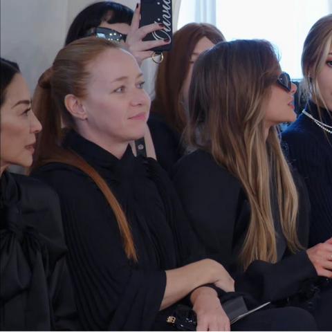 谷爱凌表彰大会后极限转场，身着高定礼服惊艳亮相巴黎时装周