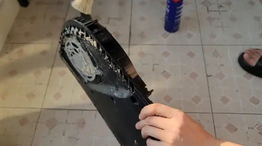 玩家晒PS5内部积灰成灾 网友：你家多久没扫了？