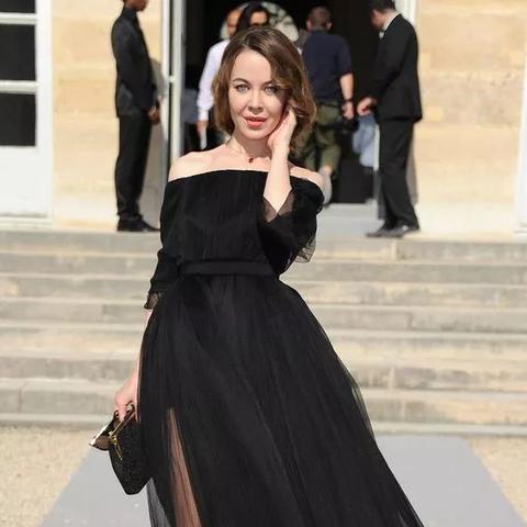 章泽天现身巴黎时装周看秀，聆听超模与纪梵希家族媳妇的精彩对话