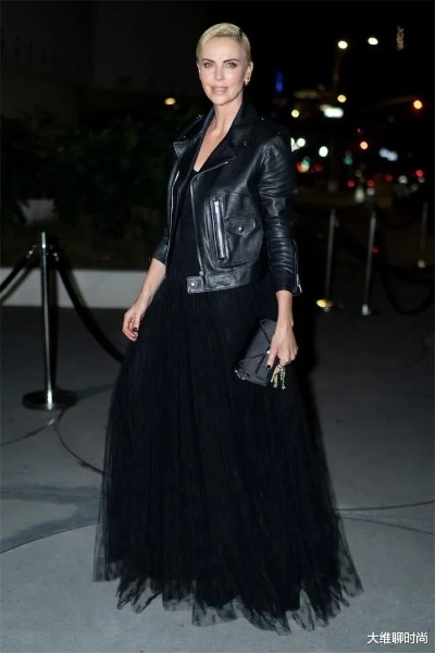 看查理兹·塞隆巴黎时装周造型！短裙黑丝吊带袜秀出绝美长腿