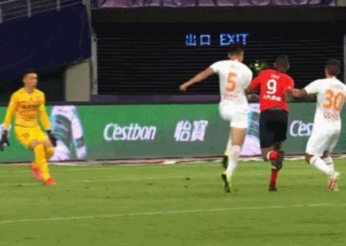 足球皇帝后防稳如磐石，决胜千里掌控赛场风云！