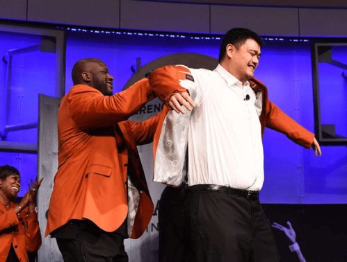 全球最高女模特与NBA球星奥尼尔会面，现场两人亲热相拥画面曝光