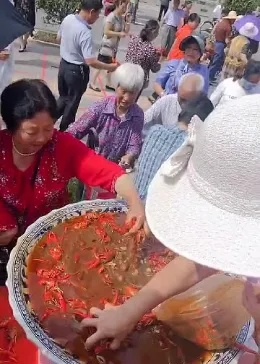 官方预警！60岁大爷大妈全民疯抢养龙虾，或引网络攻击与信息泄露