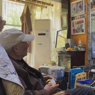 90岁杨老头挑战生化危机9，家人担忧问怕不怕，他淡定回应！